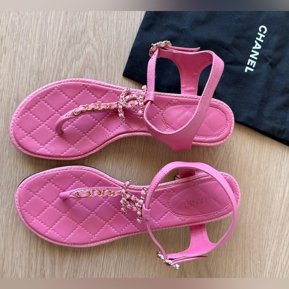 CHANEL Pink Quilted Leather T-Strap Logo Sandals - Picture 4 of 6